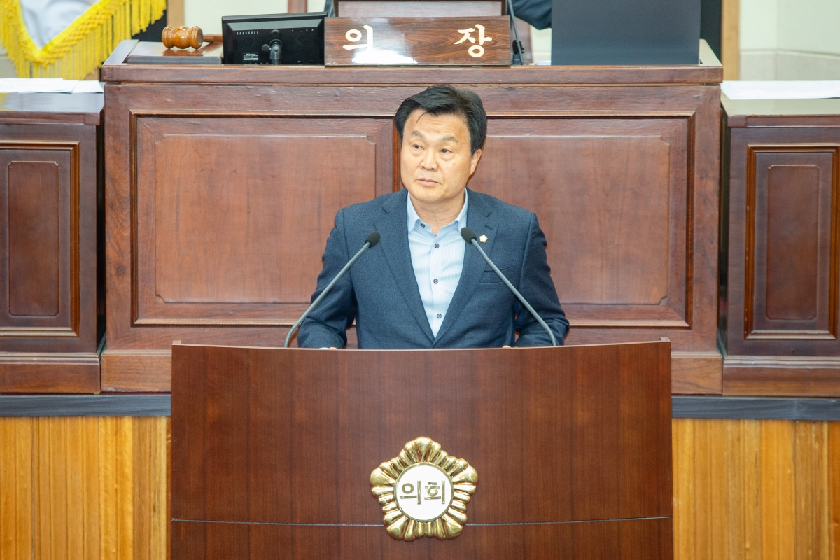 20240419-034[_P7U6674-제275회 임시회 제2차 본회의시 김영태 의회운영위원장 상임위 활동결과보고.jpg