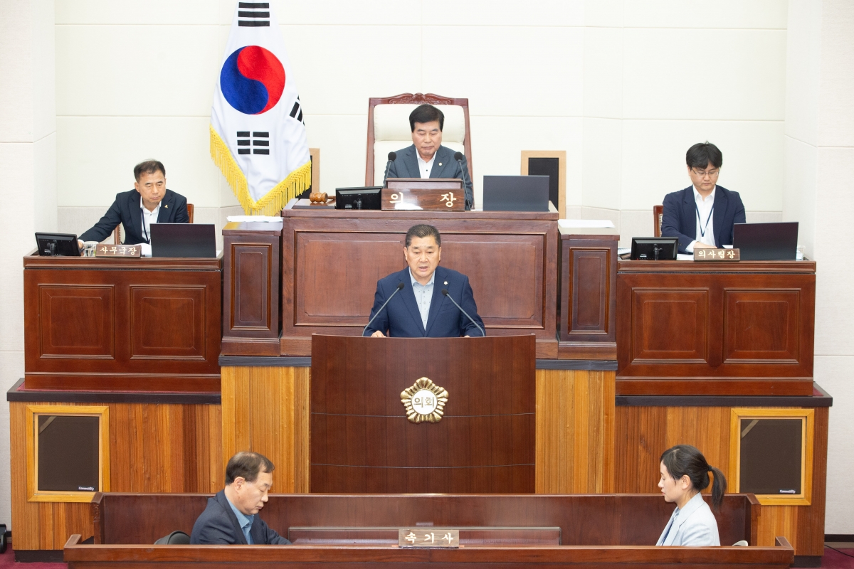 20240419-040[_P7U6709-제275회 임시회 제2차 본회의시 박세채 산업건설위원장 상임위 활동결과보고.jpg