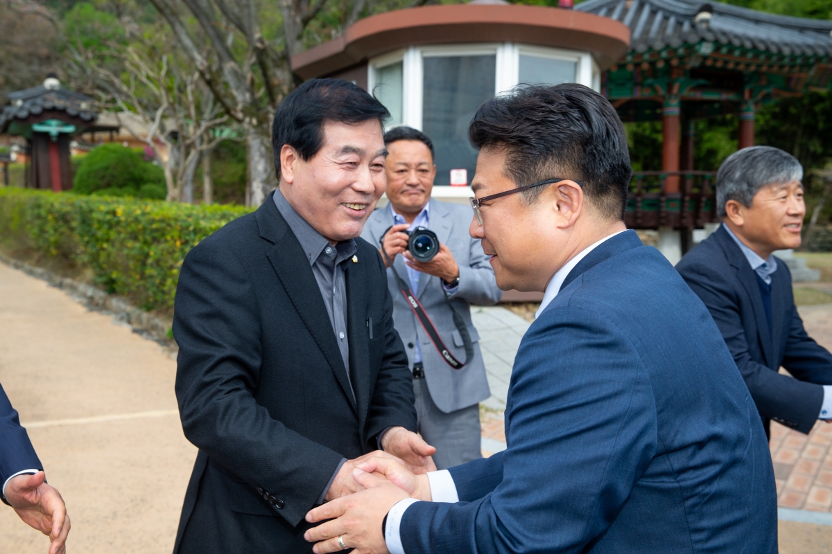 20240411-001[_P7U5538-구자근, 강명구 제22대 국회의원 당선인과 박정희 대통령 생가 참배.jpg