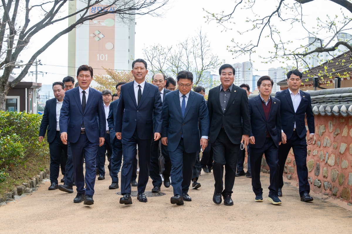 20240411-003[_P7U5550-구자근, 강명구 제22대 국회의원 당선인과 박정희 대통령 생가 참배.jpg
