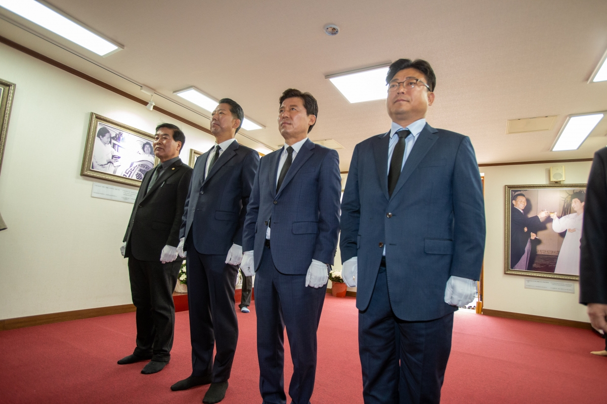 20240411-005[_P7U5563-구자근, 강명구 제22대 국회의원 당선인과 박정희 대통령 생가 참배.jpg