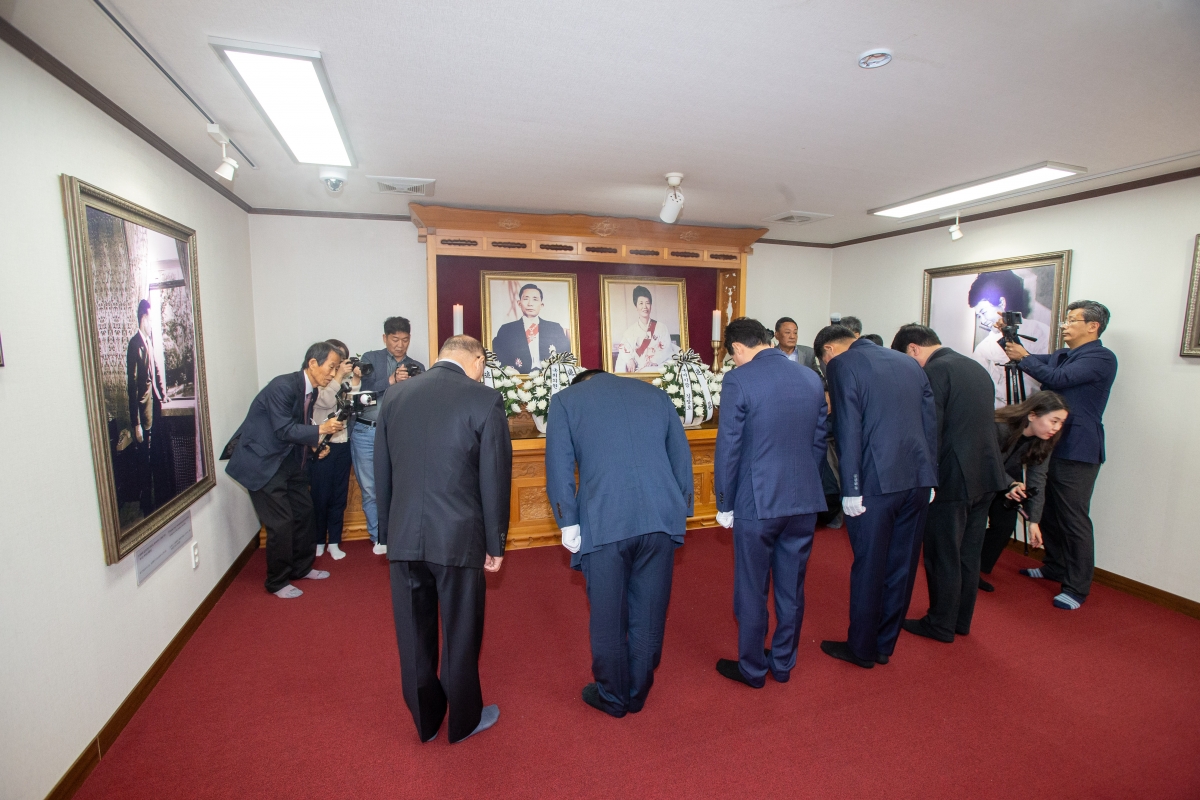 20240411-010[_P7U5587-구자근, 강명구 제22대 국회의원 당선인과 박정희 대통령 생가 참배.jpg
