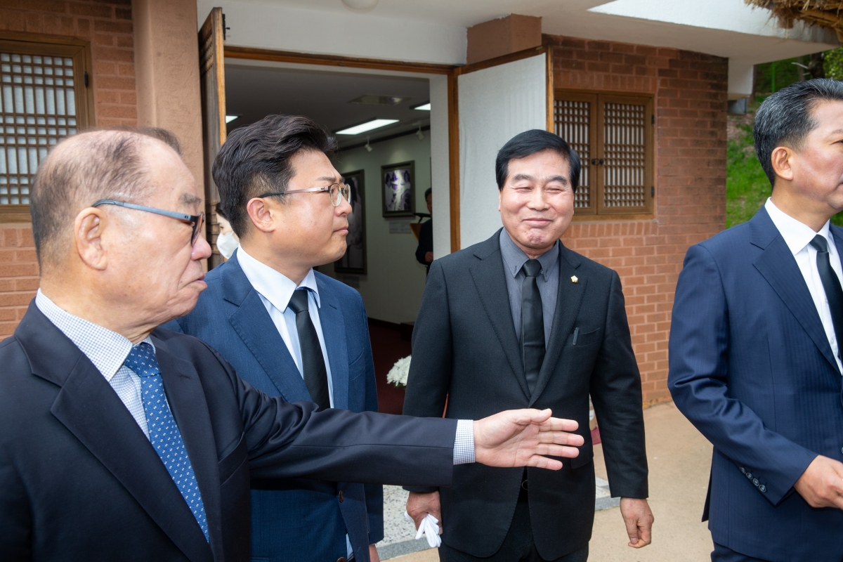 20240411-011[_P7U5589-구자근, 강명구 제22대 국회의원 당선인과 박정희 대통령 생가 참배.jpg