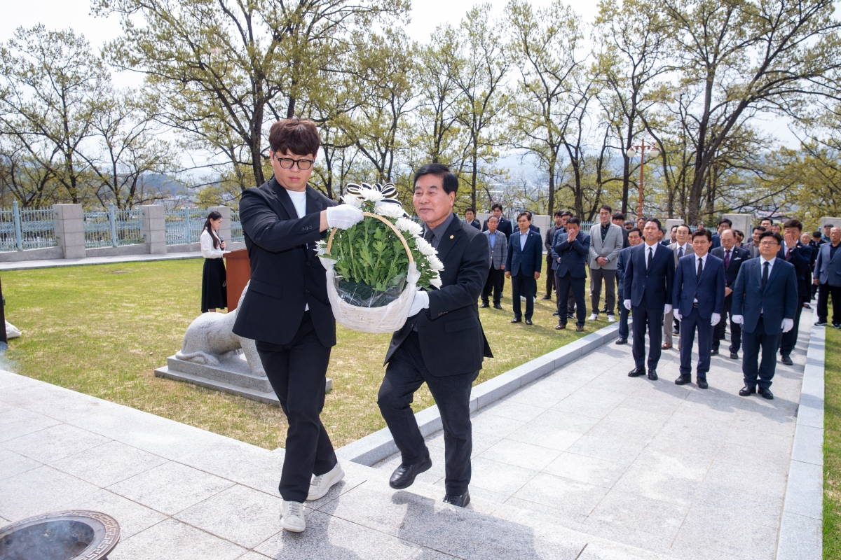 20240411-022[_P7U5629-구자근, 강명구 제22대 국회의원 당선인과 충혼탑 및 선산공적비 13위 참배.jpg