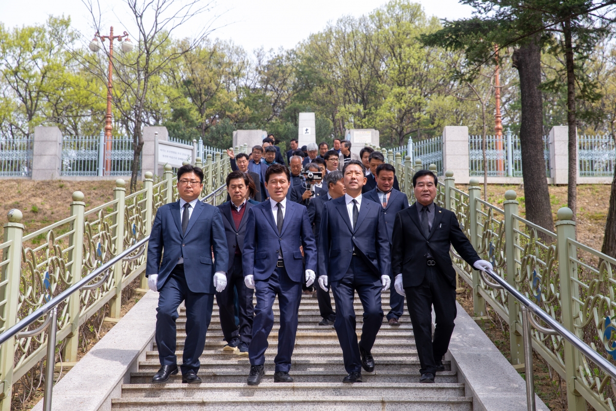 20240411-026[_P7U5649-구자근, 강명구 제22대 국회의원 당선인과 충혼탑 및 선산공적비 13위 참배.jpg