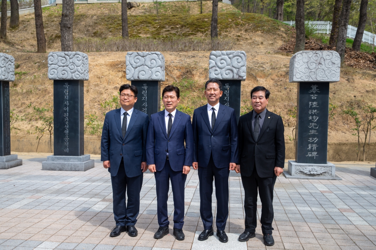 20240411-030[_P7U5662-구자근, 강명구 제22대 국회의원 당선인과 충혼탑 및 선산공적비 13위 참배.jpg
