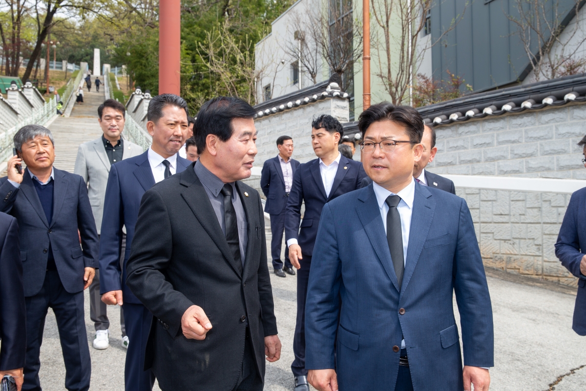 20240411-038[_P7U5695-구자근, 강명구 제22대 국회의원 당선인과 충혼탑 및 선산공적비 13위 참배.jpg