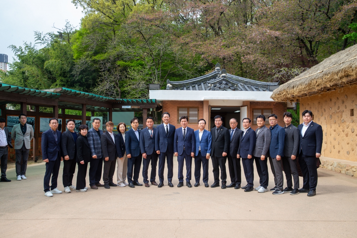 20240411-017[_P7U5606-구자근, 강명구 제22대 국회의원 당선인과 박정희 대통령 생가 참배.jpg