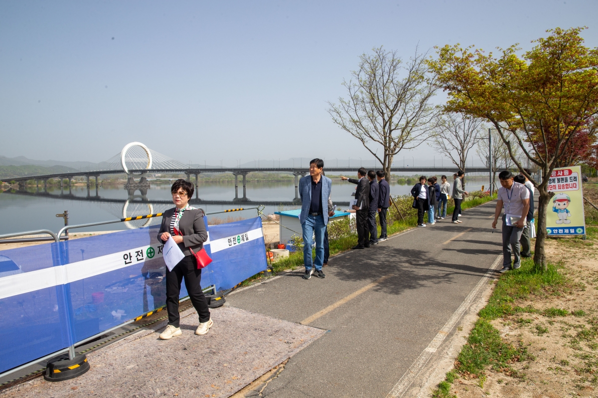 20240418-006[_P7U6518-제275회 임시회시 산업건설위원회 춘천시 근하수변 문화광장 조성현장 비교견학-2일차.jpg