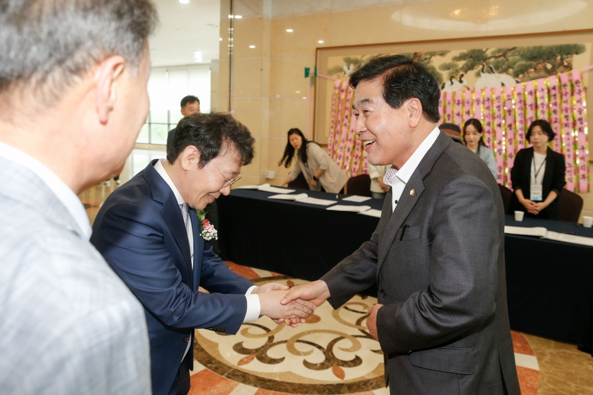 20240426-001[_P7U7822-1-사)한국정수문화예술원 이사장 이·취임식.jpg