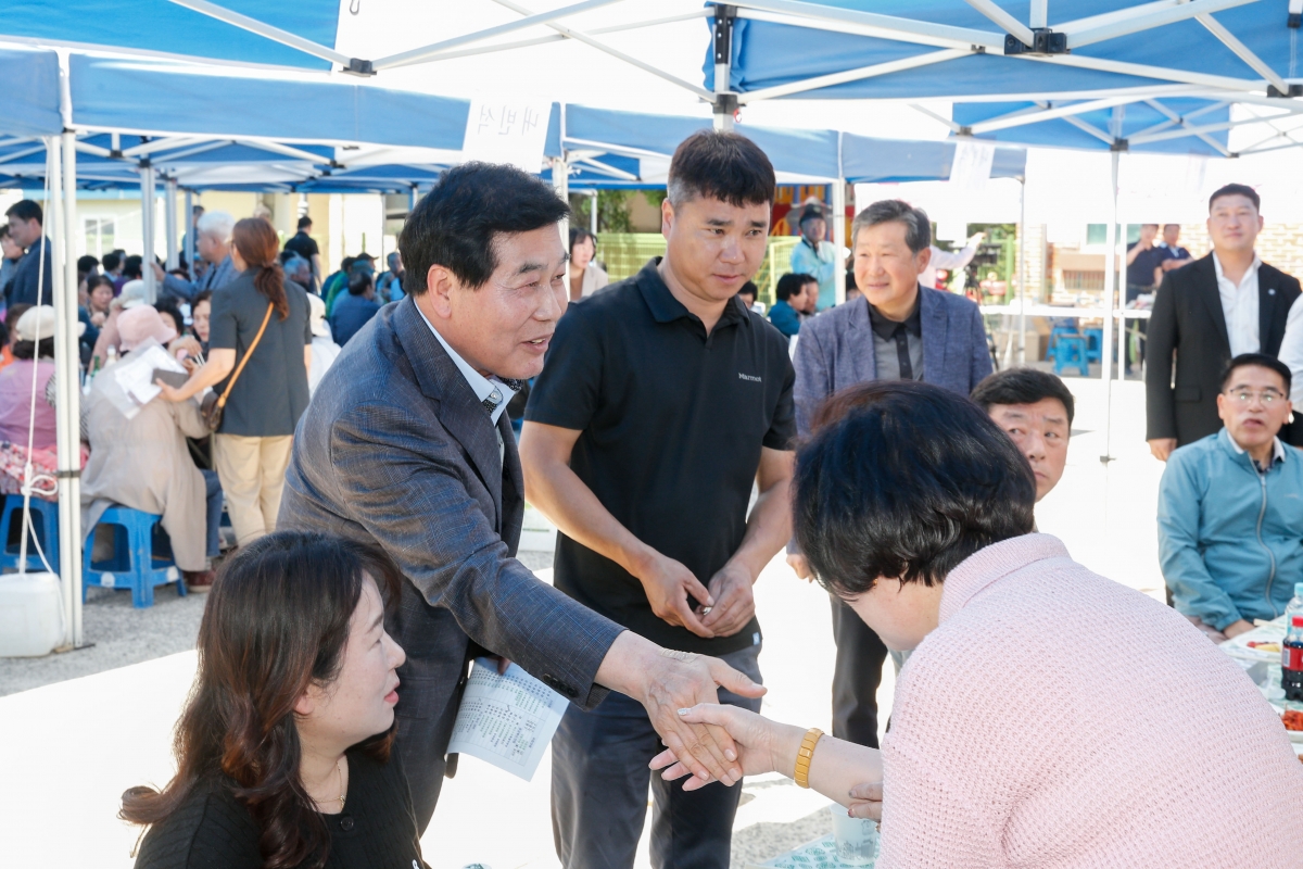 20240504-027[_P7U8973-1-2024년 산동읍 어르신과 함께하는 효도잔치.jpg