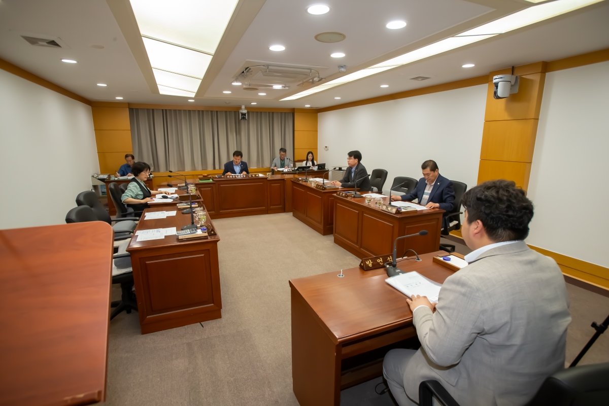 20240517-075[_P7U1783-제276회 임시회 의회운영위원회 조례안 심사활동.jpg