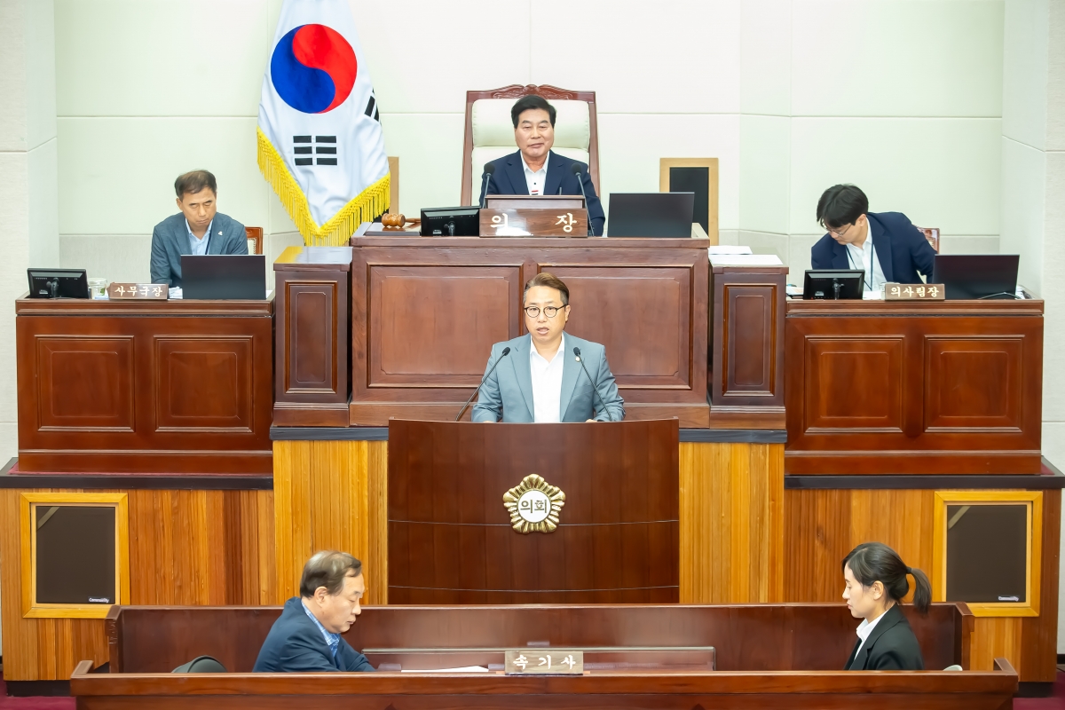 20240522-022[_P7U2747-제276회 임시회 제2차 본회의시 김민성 산업건설위원회 간사 상임위원회 조례안 심사활동.jpg