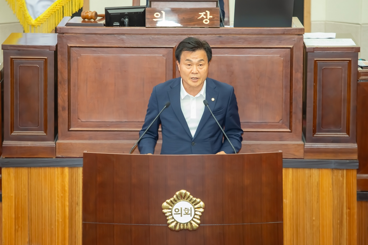20240522-026[_P7U2757-제276회 임시회 제2차 본회의시 김영태 의회운영위원장 상임위원회 조례안 심사활동.jpg