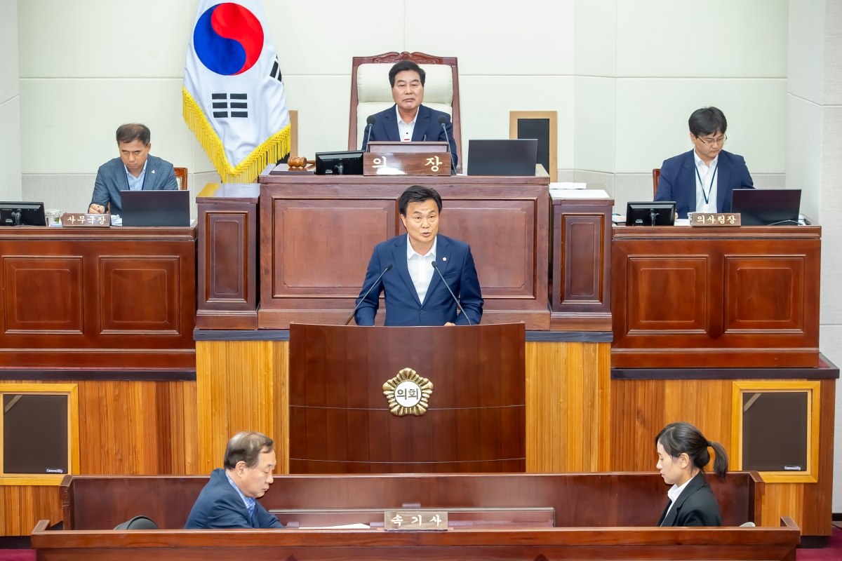 20240522-027[_P7U2764-제276회 임시회 제2차 본회의시 김영태 의회운영위원장 상임위원회 조례안 심사활동.jpg
