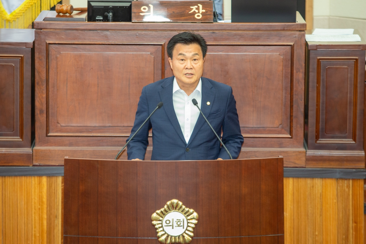 20240603-034[_P7U4222-제277회 제1차 정례회 제1차 본회의시 김영태 의회운영위원장 예산결산특별위원회 구성결의안 제안설명.jpg