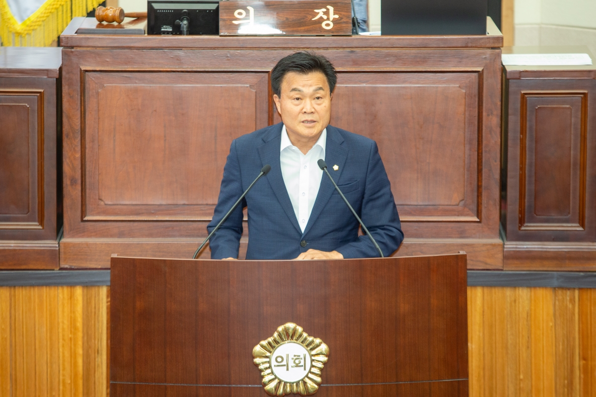 20240603-033[_P7U4217-제277회 제1차 정례회 제1차 본회의시 김영태 의회운영위원장 예산결산특별위원회 구성결의안 제안설명.jpg