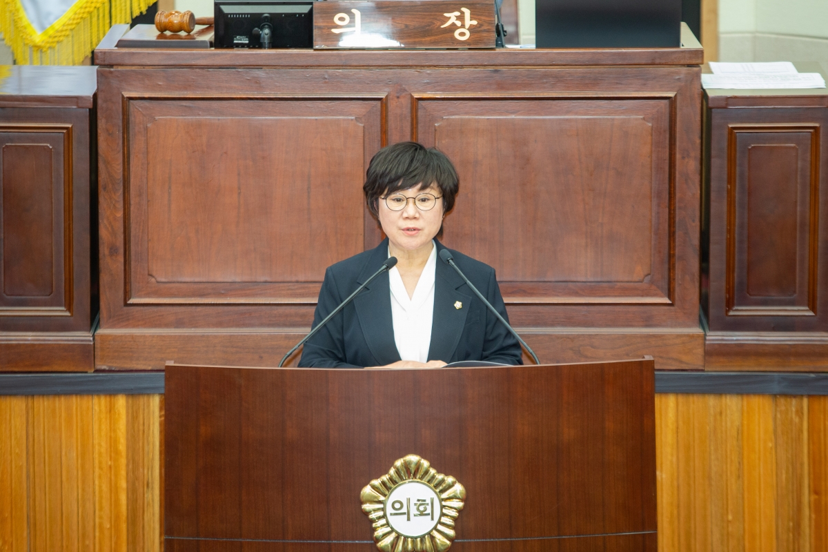 20240603-045[_P7U4256-제277회 제1차 정례회 제1차 본희의시 예산결산특별위원장에 호선된 이정희 의원 당선인사.jpg