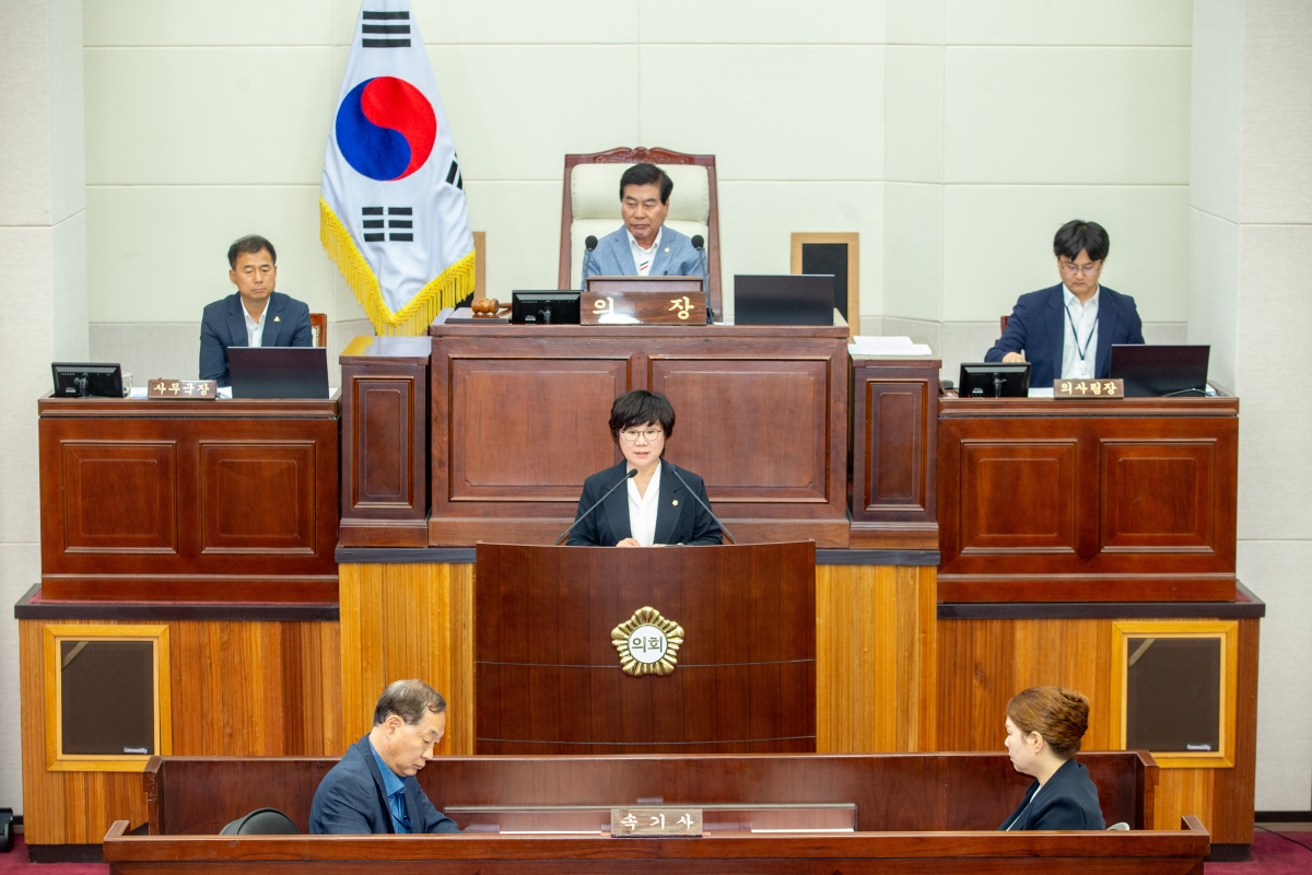 20240603-047[_P7U4264-제277회 제1차 정례회 제1차 본희의시 예산결산특별위원장에 호선된 이정희 의원 당선인사.jpg
