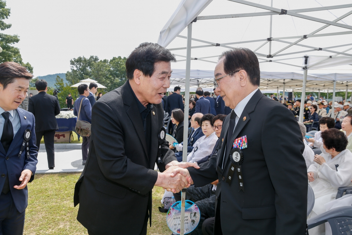 20240606-007[_P7U4614-1-제69회 현충일 충혼탑 추념.jpg