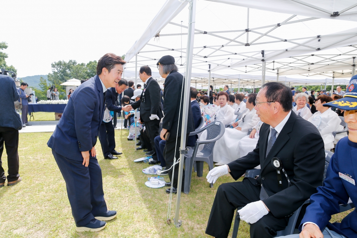 20240606-010[_P7U4621-1-제69회 현충일 충혼탑 추념.jpg