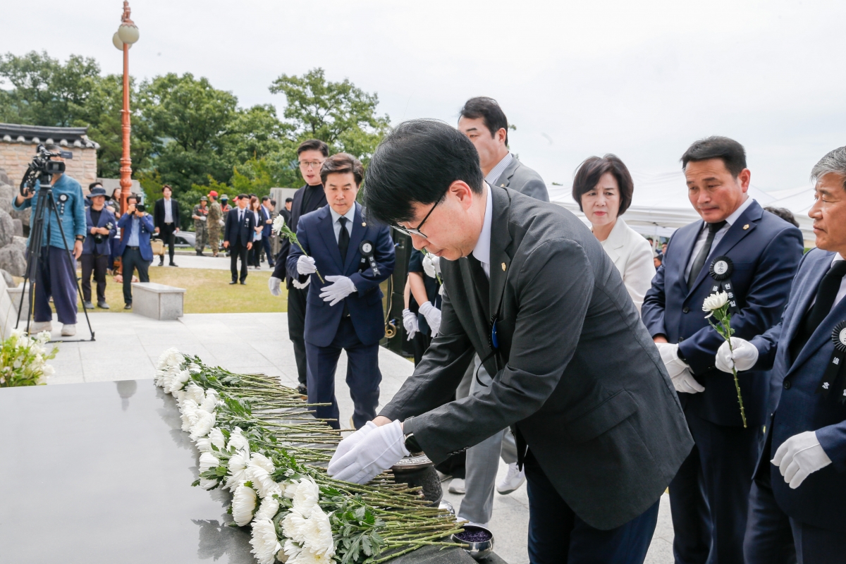 20240606-036[_P7U4674-1-제69회 현충일 충혼탑 추념.jpg