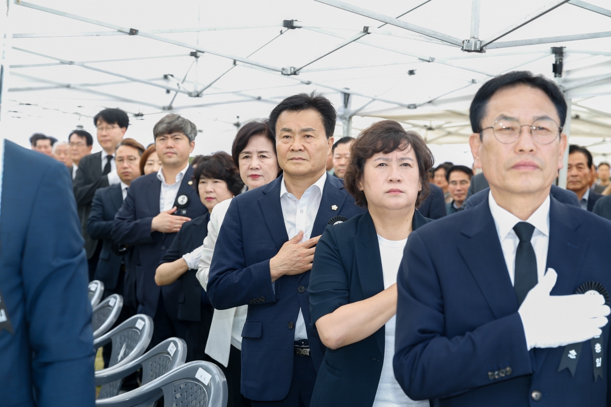 20240606-014[_P7U4628-1-제69회 현충일 충혼탑 추념.jpg