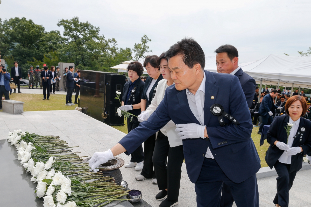 20240606-028[_P7U4660-1-제69회 현충일 충혼탑 추념.jpg
