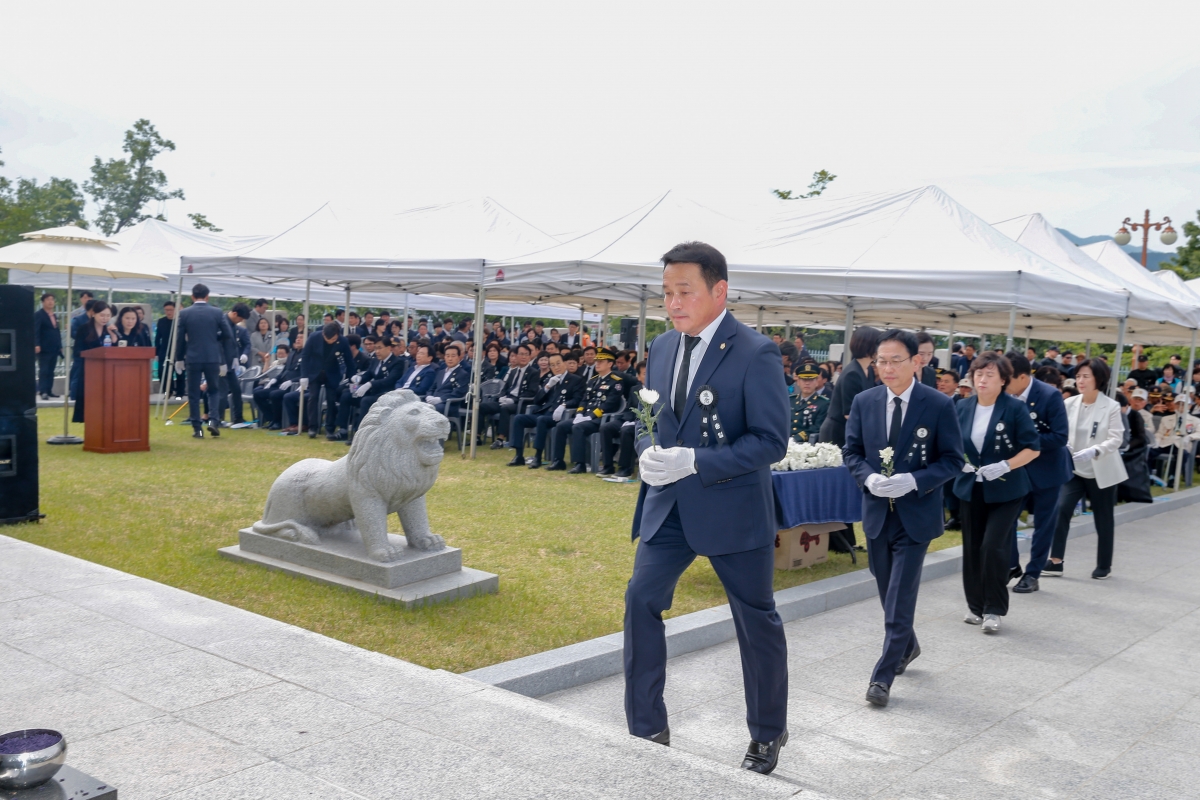 20240606-023[_P7U4649-1-제69회 현충일 충혼탑 추념.jpg