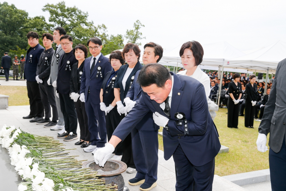 20240606-044[_P7U4691-1-제69회 현충일 충혼탑 추념.jpg