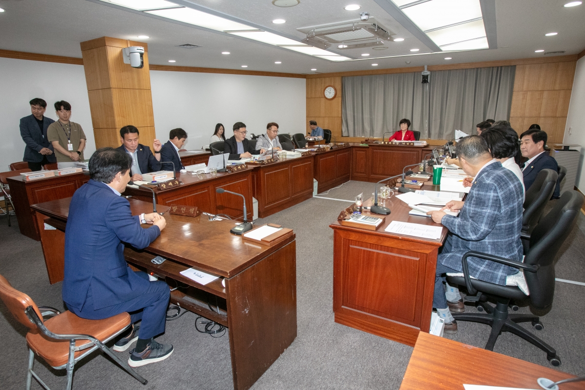 20240610-034[IMG_2274-제277회 제1차 정례회 예산결산특별위원회 2023회계연도 세입·세출 결산승인안 심사활동.jpg