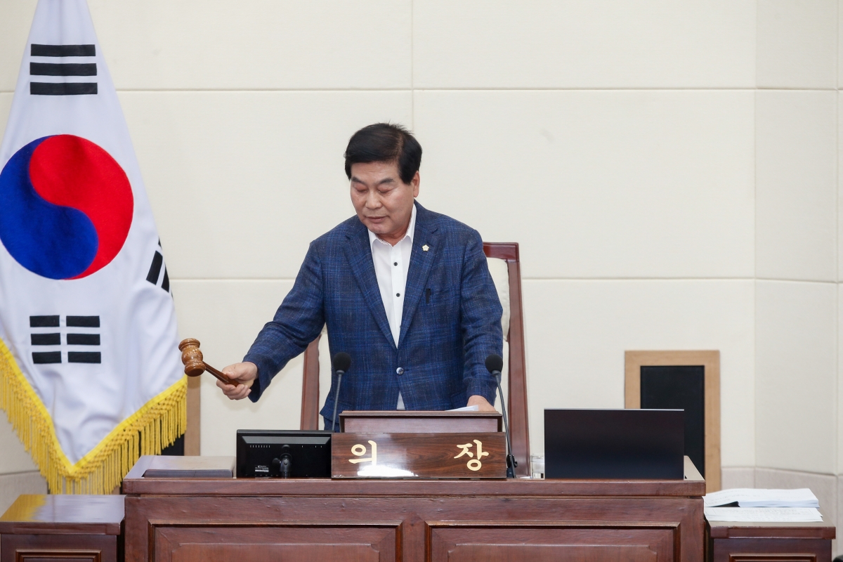 20240624-020[_P7U6439-1-제277회 제1차 정례회 제2차 본회의시 안주찬 의장 회의주재.jpg