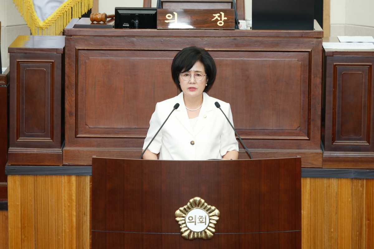 20240624-051[_P7U6533-1-제277회 제1차 정례회 제2차 본회의시 이명희 기획행정위원장 상임위원회 활동결과보고.jpg