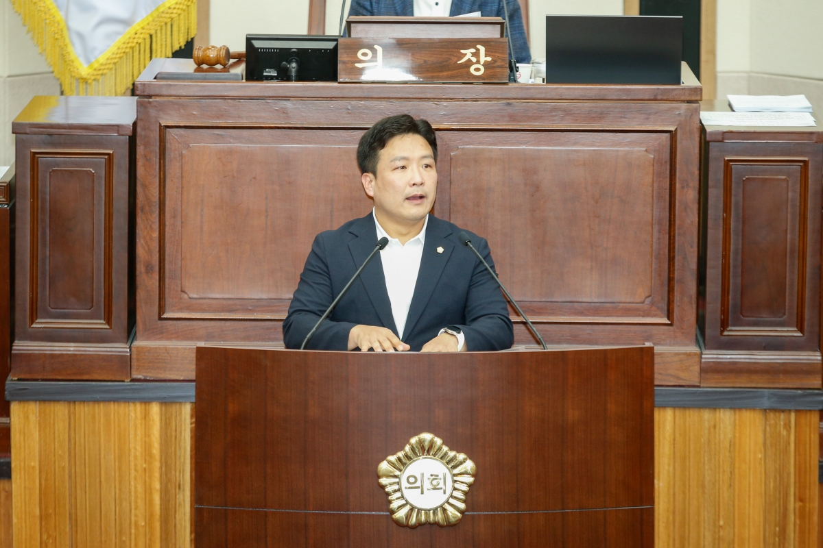 20240624-032[_P7U6475-1-제277회 제1차 정례회 제2차 본회의시 김원섭 기획행정위원회 간사 상임위원회 조례안 심사 활동결과보고.jpg