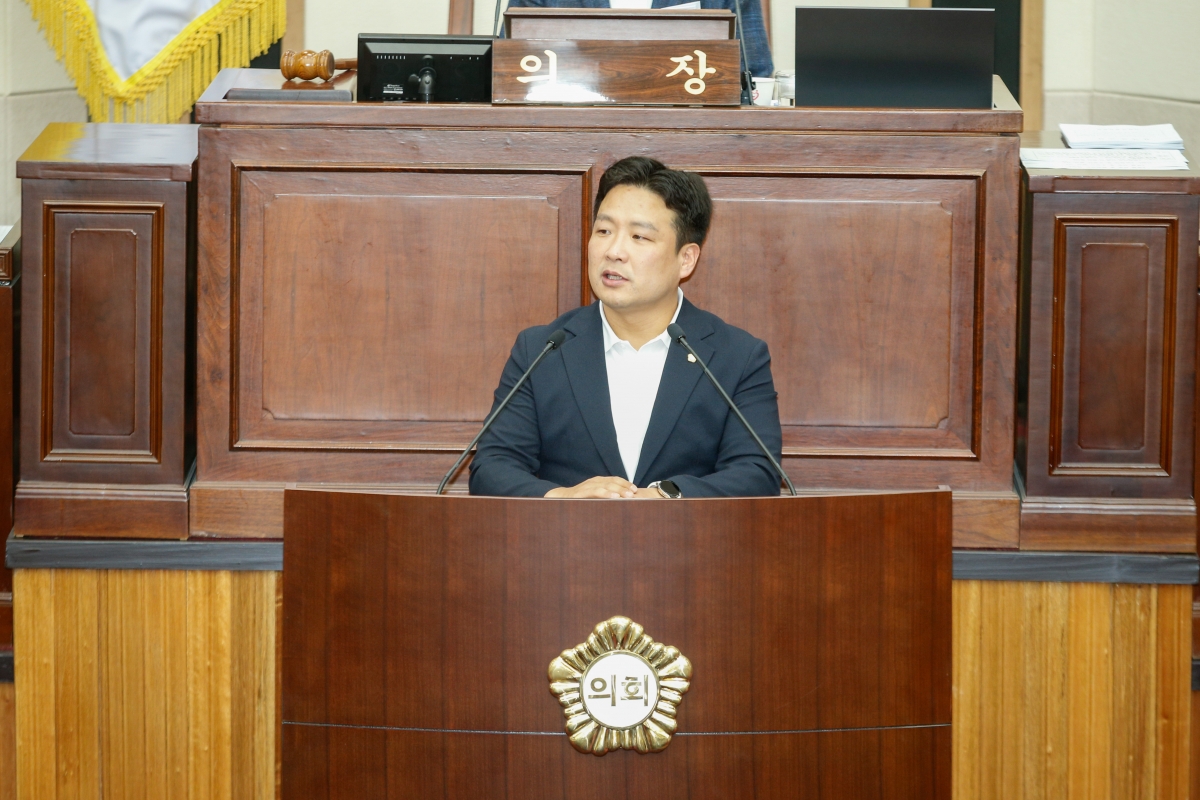 20240624-033[_P7U6477-1-제277회 제1차 정례회 제2차 본회의시 김원섭 기획행정위원회 간사 상임위원회 조례안 심사 활동결과보고.jpg