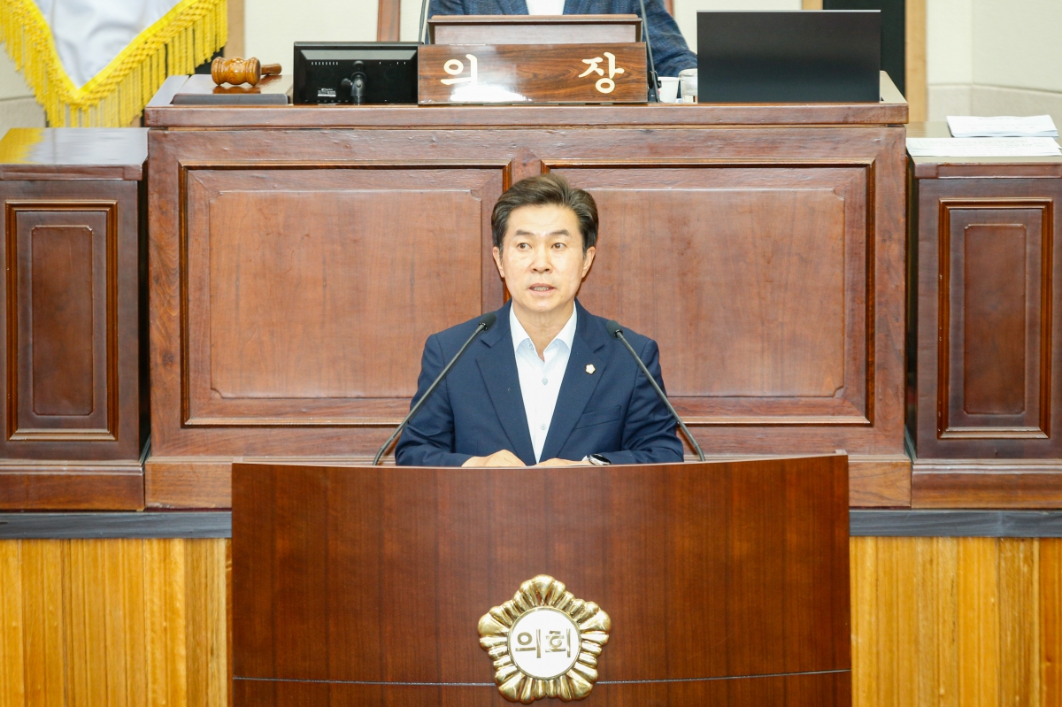 20240624-039[_P7U6499-1-제277회 제1차 정례회 제2차 본회의시 강승수 신공항이전지원특별위원장 특별위원회 활동결과보고.jpg