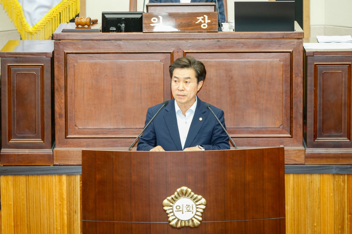 20240624-040[_P7U6502-1-제277회 제1차 정례회 제2차 본회의시 강승수 신공항이전지원특별위원장 특별위원회 활동결과보고.jpg