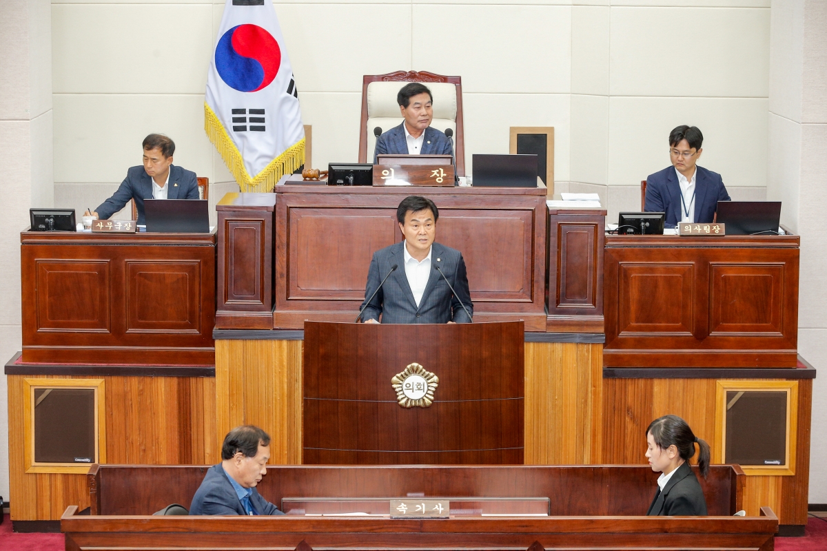 20240624-049[_P7U6529-1-제277회 제1차 정례회 제2차 본회의시 김영태 의회운영위원장 상임위원회 활동결과보고.jpg