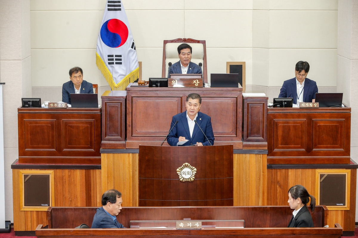 20240624-053[_P7U6538-1-제277회 제1차 정례회 제2차 본회의시 박세채 산업건설위원장 상임위원회 활동결과보고.jpg