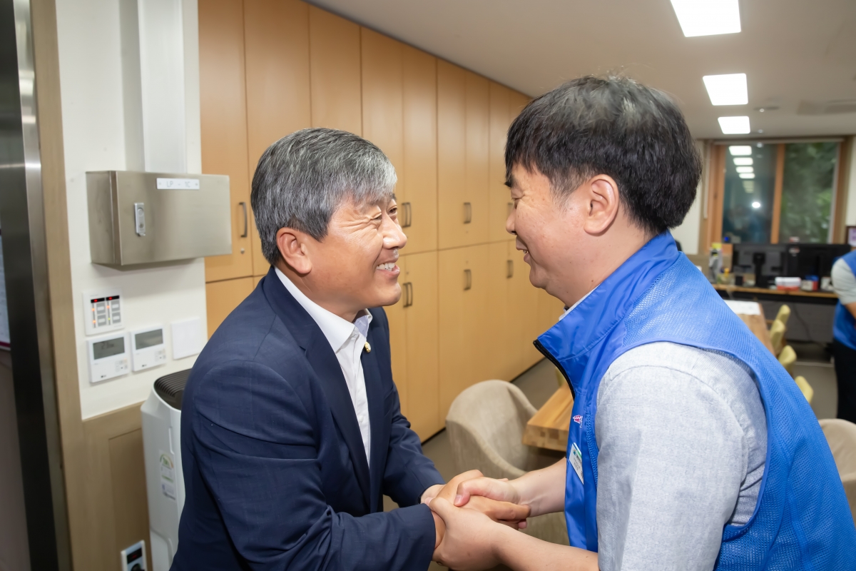 20240702-002[_P7U7249-신임 의장, 부의장 구미시청 공무원노동조합장실 방운.jpg