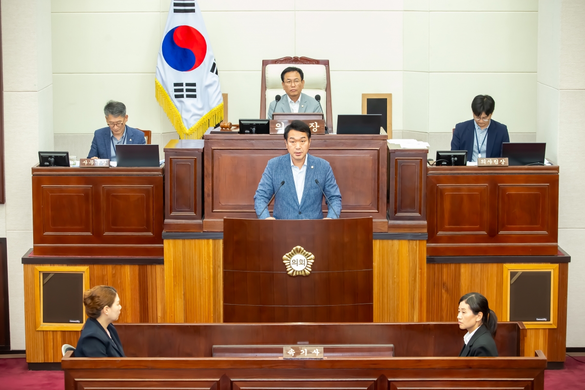 20240704-046[_P7U7697-제278회 임시회 제2차 본회의시 의회운영위원장에 당선된 김근한 의원 인사.jpg