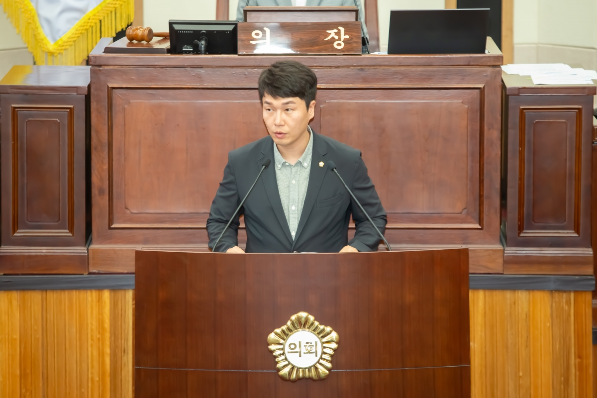 20240704-059[_P7U7734-제278회 임시회 제2차 본회의시 윤리특별위원장에 당선된 허민근 의원 인사.jpg