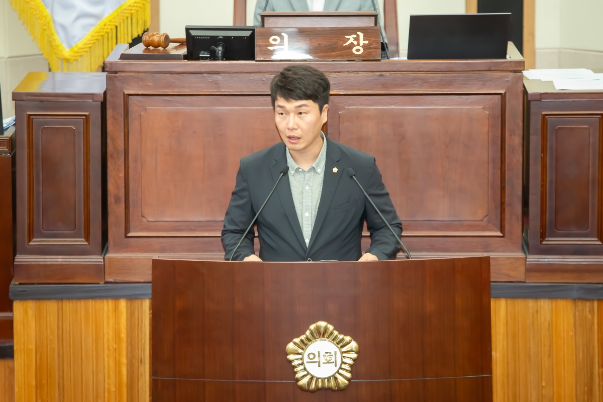 20240704-060[_P7U7738-제278회 임시회 제2차 본회의시 윤리특별위원장에 당선된 허민근 의원 인사.jpg