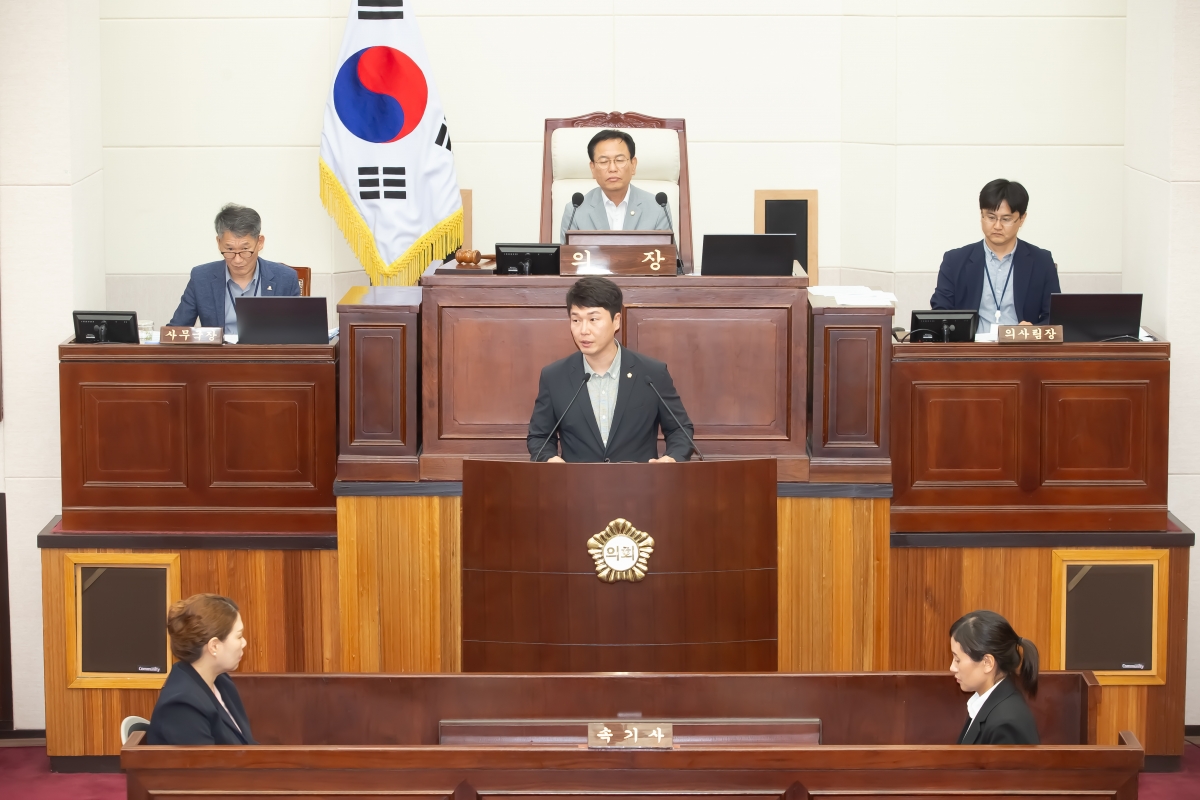 20240704-061[_P7U7741-제278회 임시회 제2차 본회의시 윤리특별위원장에 당선된 허민근 의원 인사.jpg