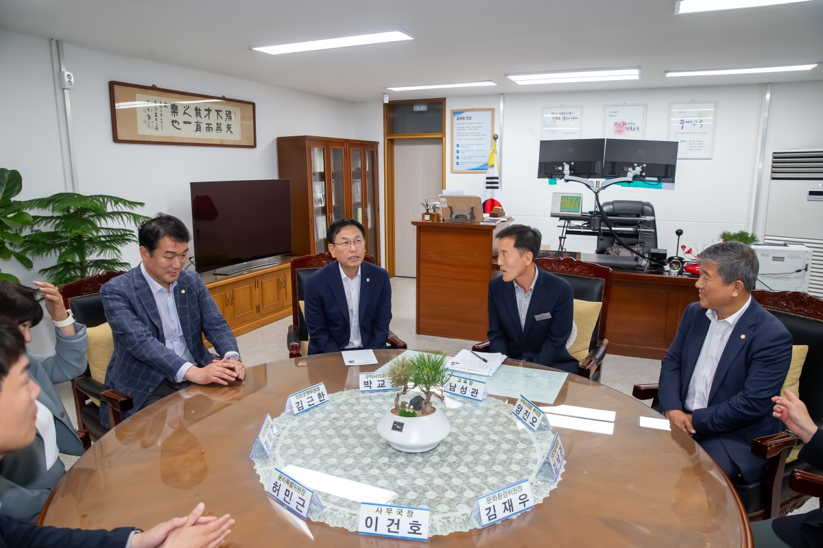 20240708-066[_P7U8046-제9대 후반기 의장단 및 상임위원장 구미교육지원청 방문.jpg