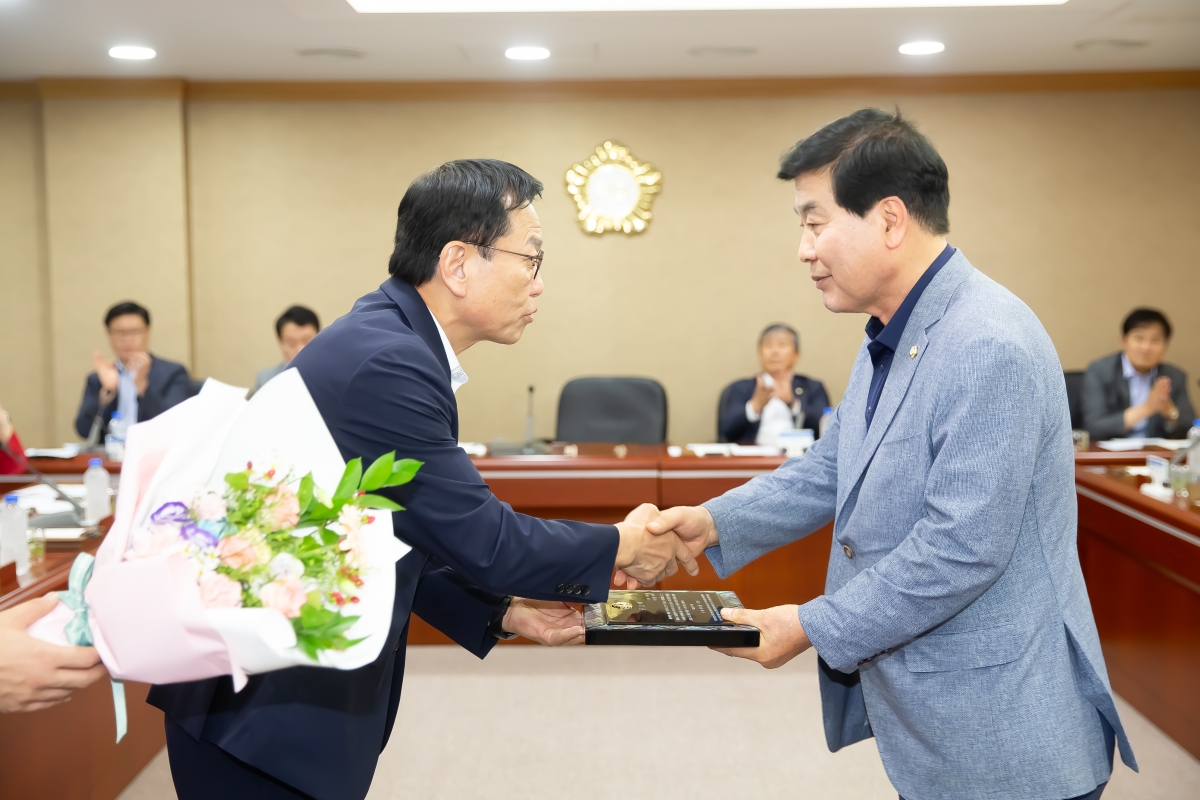 20240724-001[_P7U9296-전체의원 간담회시 전반기 의장단 공로패 전달.jpg
