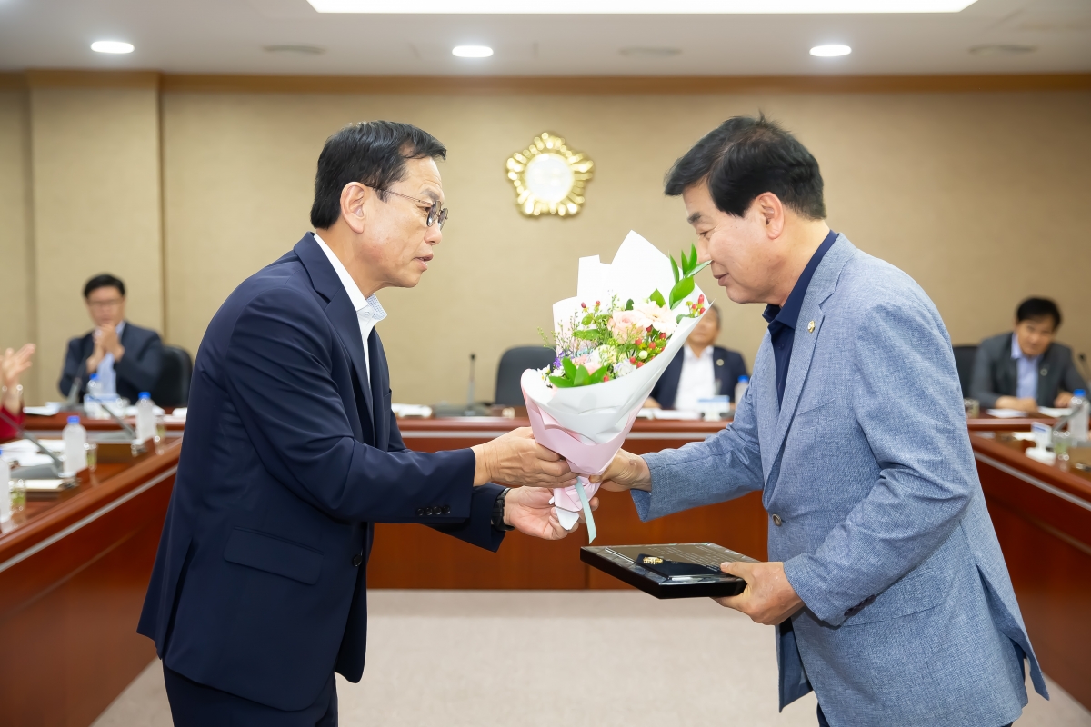 20240724-002[_P7U9299-전체의원 간담회시 전반기 의장단 공로패 전달.jpg