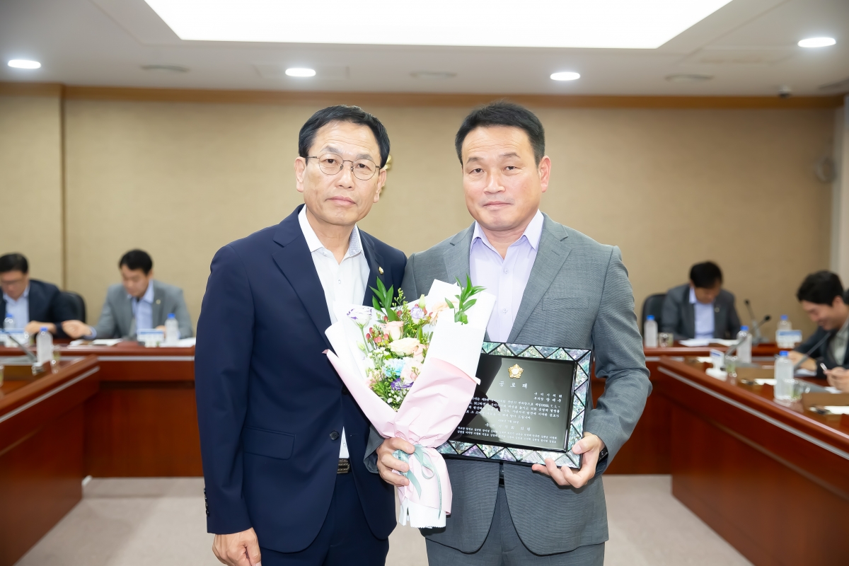 20240724-010[_P7U9324-전체의원 간담회시 전반기 의장단 공로패 전달.jpg