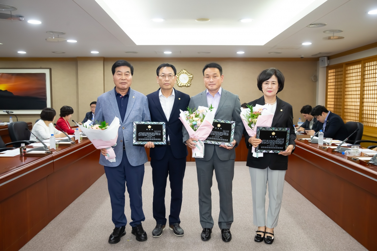 20240724-011[_P7U9326-전체의원 간담회시 전반기 의장단 공로패 전달.jpg