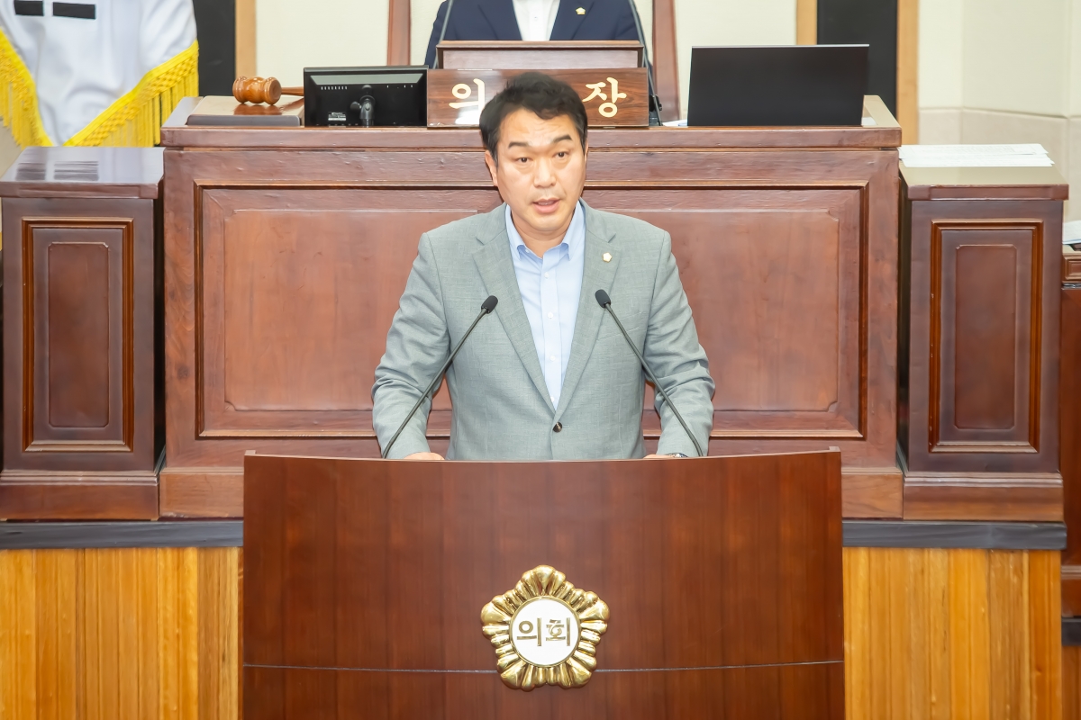 20240724-046[_P7U9441-제279회 임시회 임시회 제1차 본회의시 김근한 의회운영위원장 예산결산특별위원회 구성결의안 제안설명.jpg